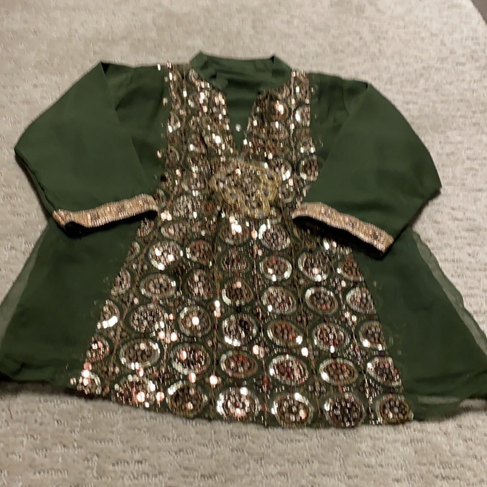 Green top - Picture 2 of 2